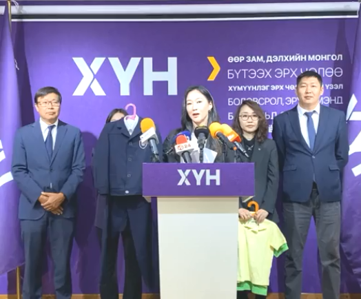 ХҮН НАМ: Сурагчийн дүрэмт хувцсыг сольж, өнгө зааж өгөөд сонголтыг эцэг, эхчүүдэд үлдээх хэрэгтэй